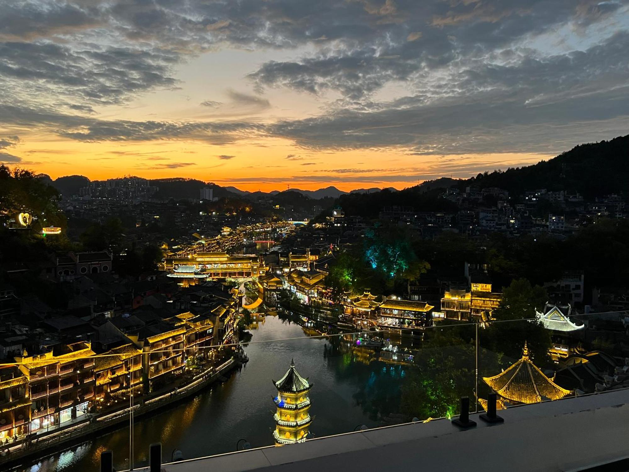 Phoenix Best River View B&B Fenghuang Exteriör bild