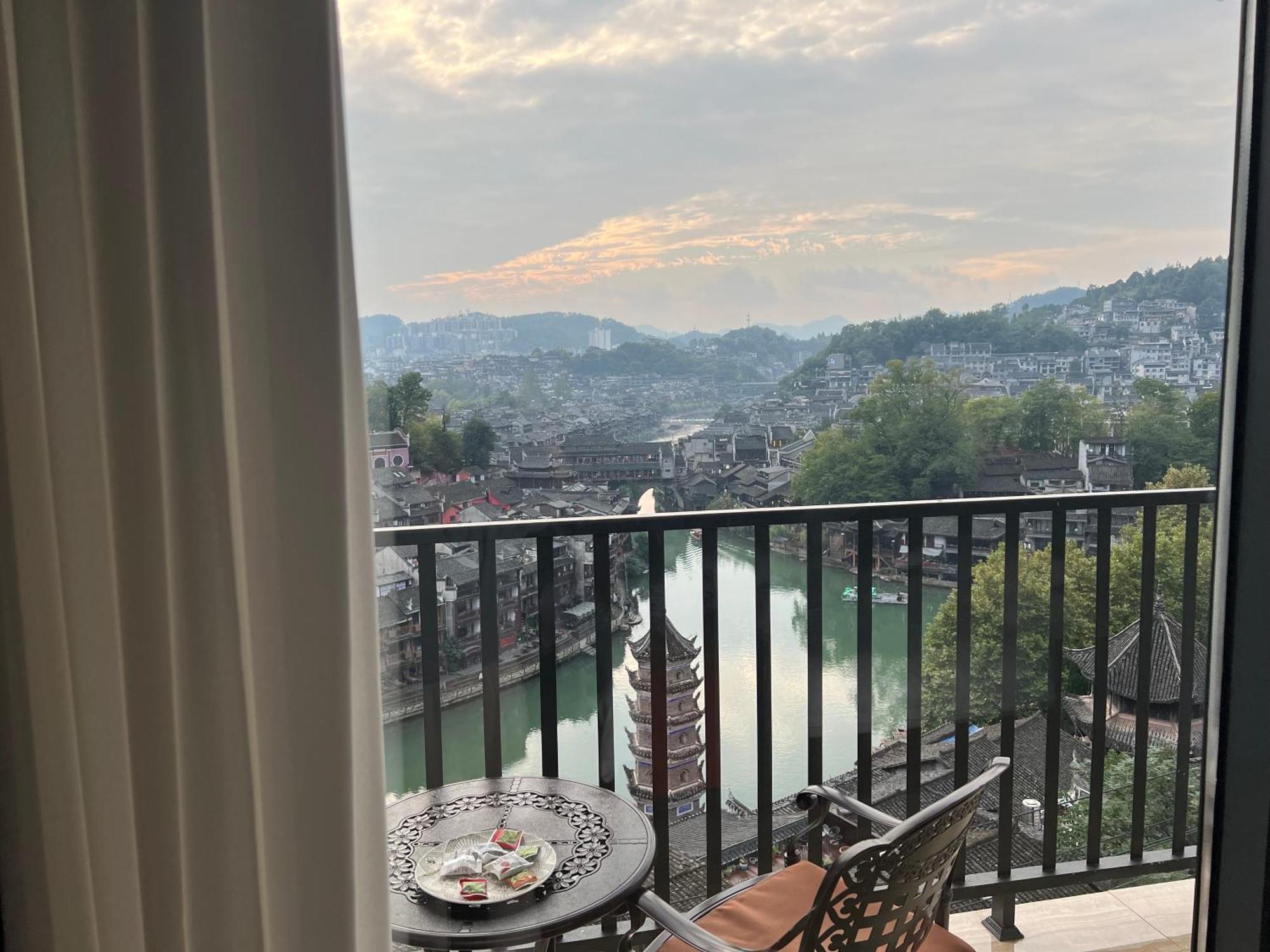 Phoenix Best River View B&B Fenghuang Exteriör bild