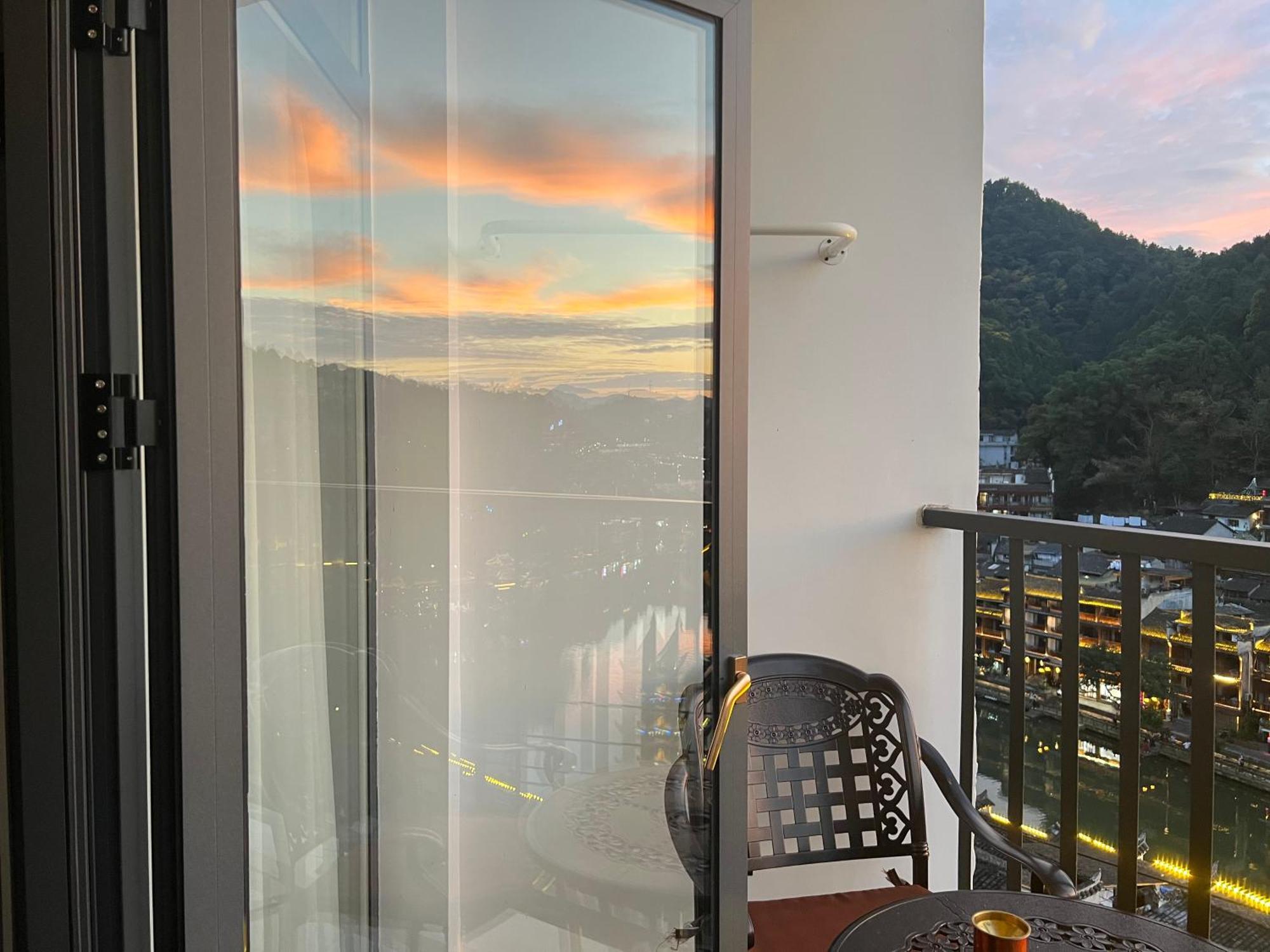 Phoenix Best River View B&B Fenghuang Exteriör bild
