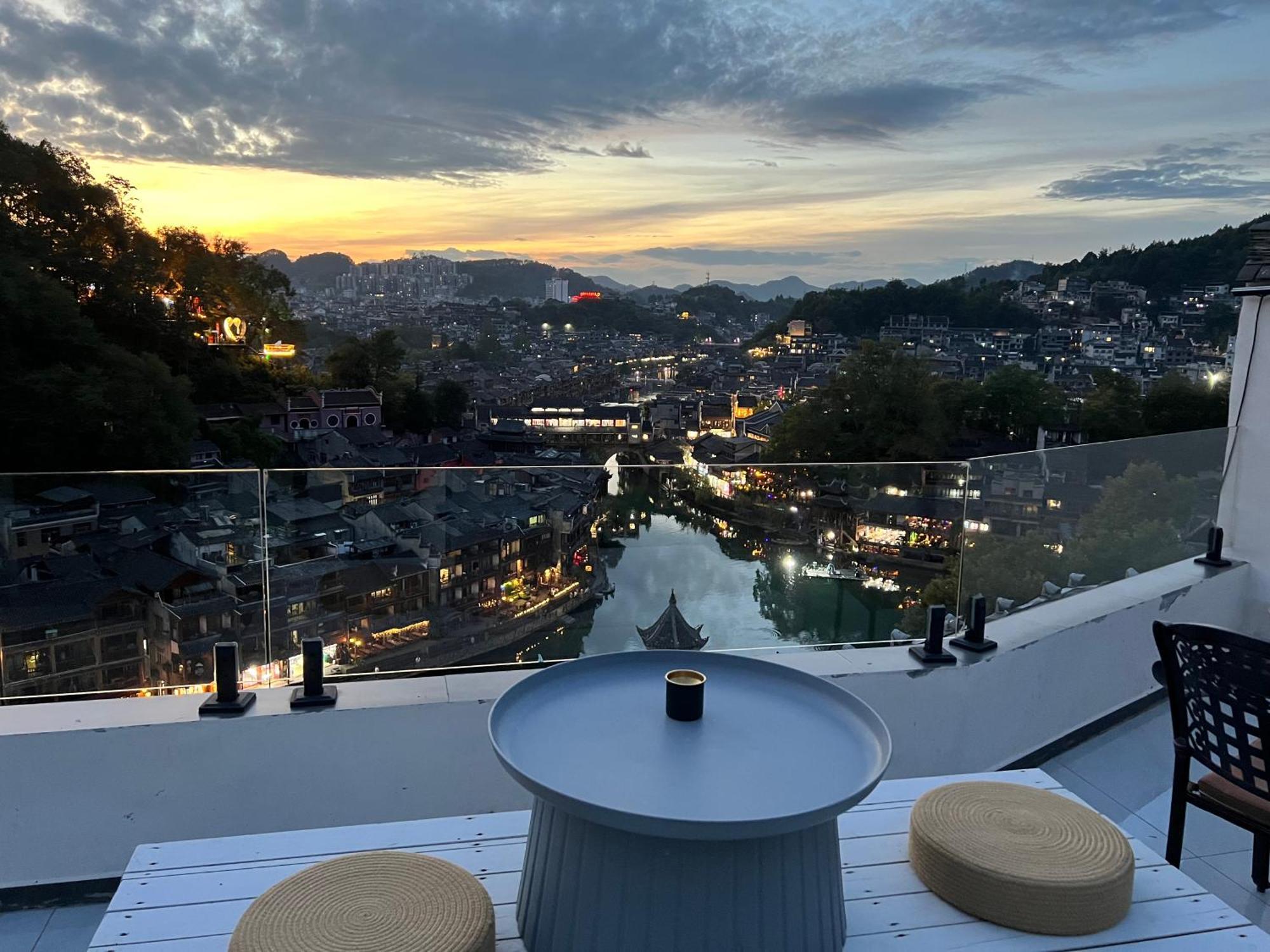 Phoenix Best River View B&B Fenghuang Exteriör bild