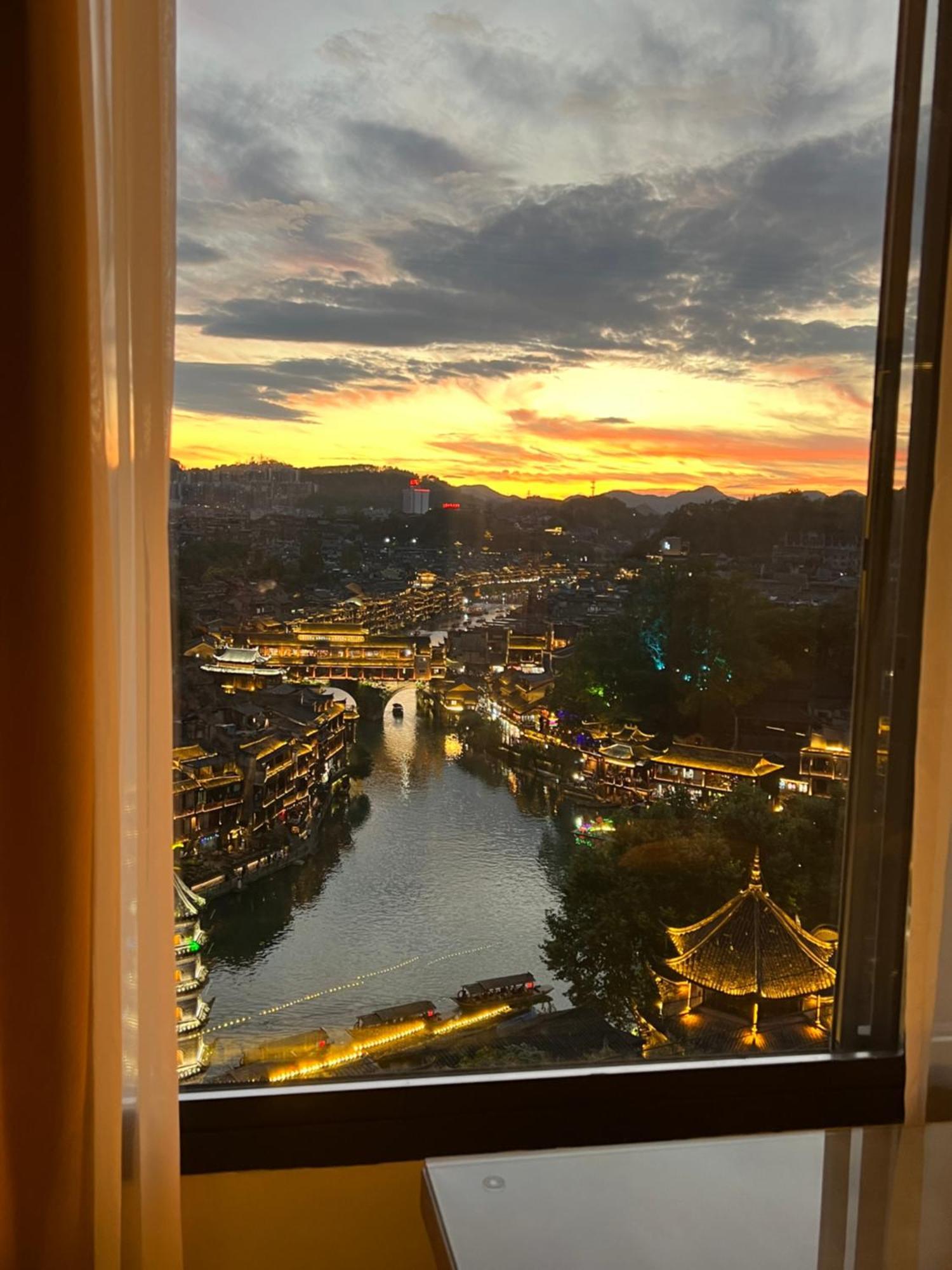 Phoenix Best River View B&B Fenghuang Exteriör bild